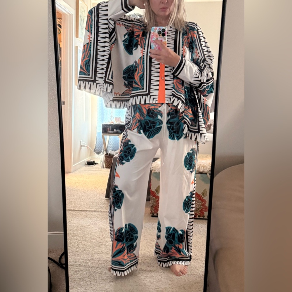 Vibrant Floral Set of 2 with Geometric Border